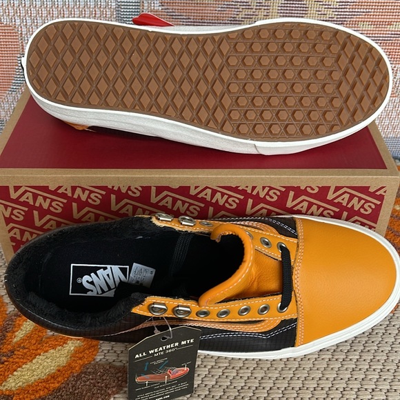 Vans Men’s Old Skool Mte (Mte) Apricot/Black
VN0A348F2NF
Sneakers All Weather - Picture 4 of 16
